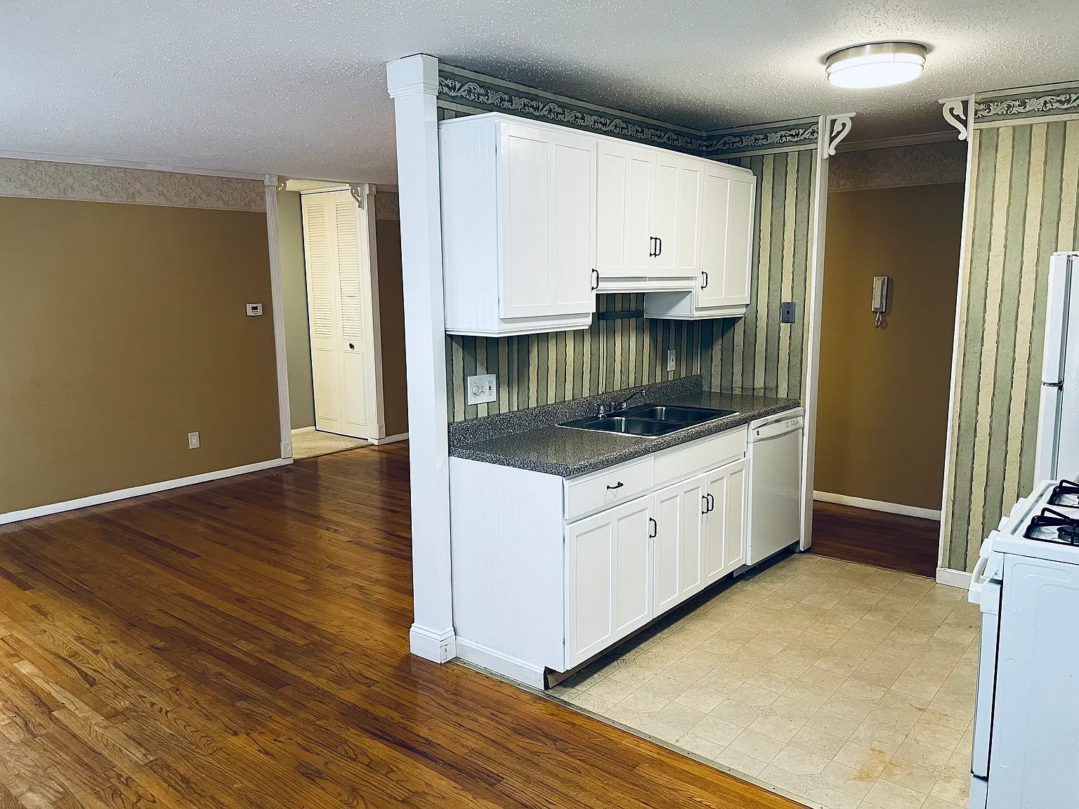 2 bed, 1.5 bath, 901 sqft, $1,950 — Photo 4
