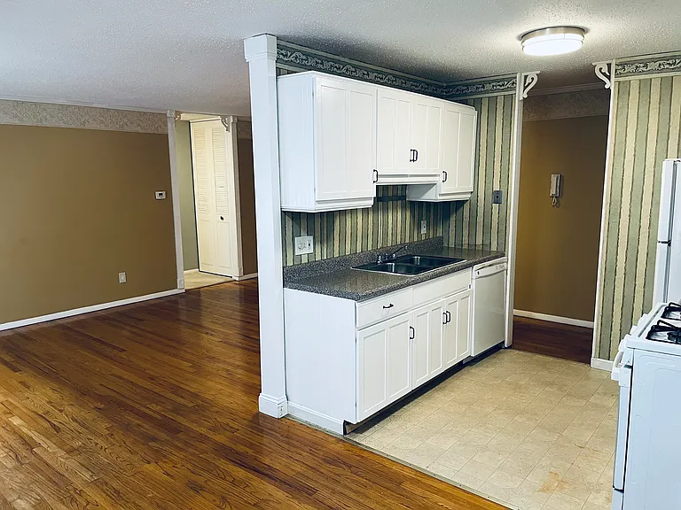 261 Regency Park Dr — Photo 4