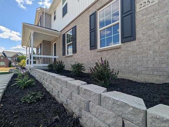 2nd image of 2252 Lake Ridge Dr