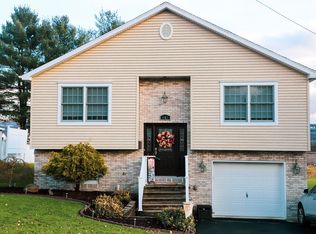448 Delaware St, Peckville, PA 18452