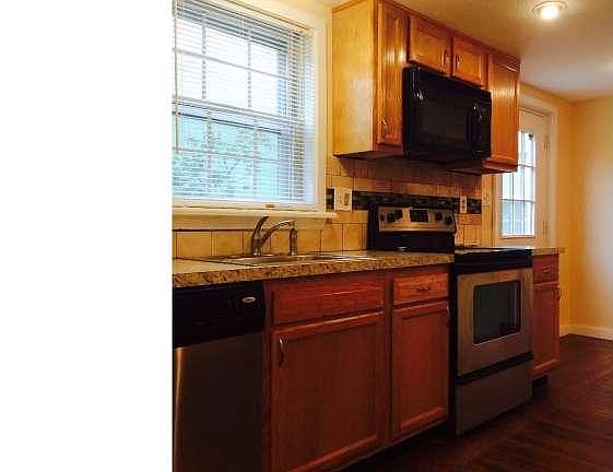 3rd image of 213 Market St