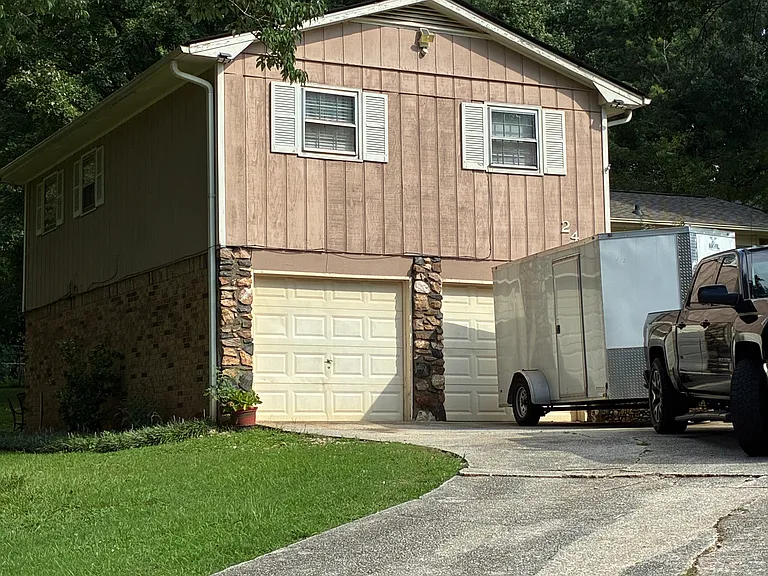 2404 Plymouth Ln — Photo 1