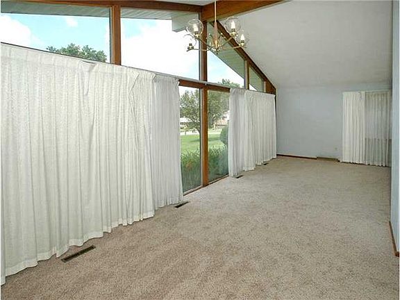 4th image of 12000 Wilshire Dr