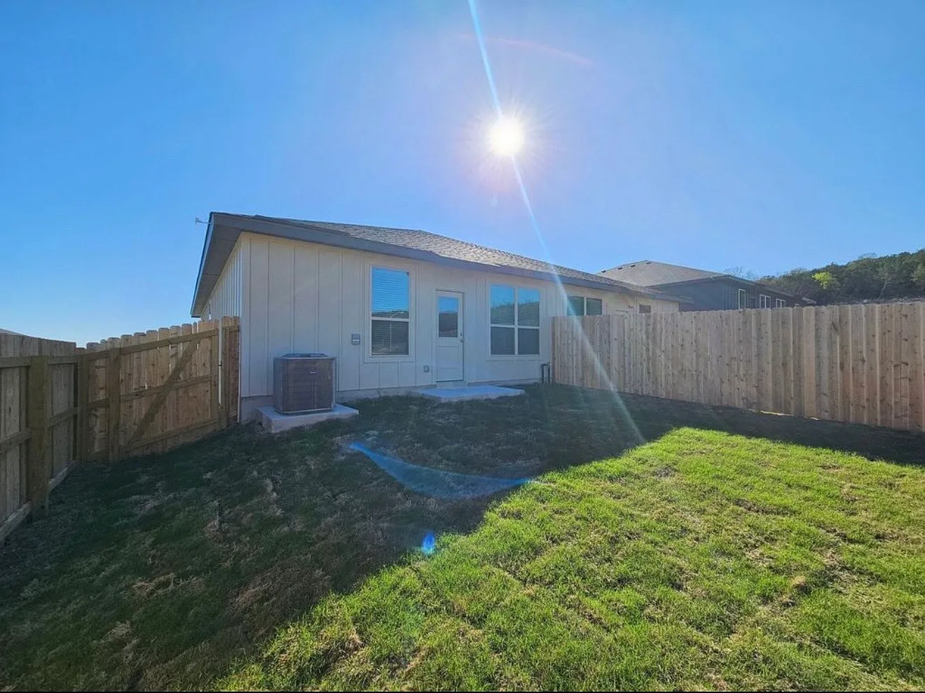 3 bed, 1200 sqft, $1,400 — Photo 1