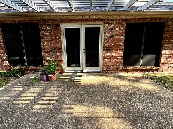3rd image of 416 Amberwood Cir