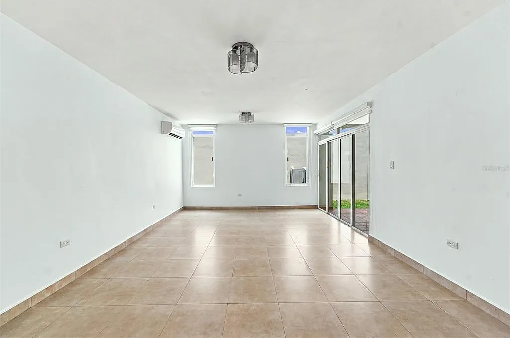 4 bed, 3.5 bath, 4200 sqft, $5,000 — Photo 3