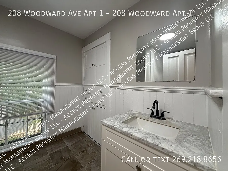 Large 4 bed 2 bath townhome on Woodward Ave! — Photo 3