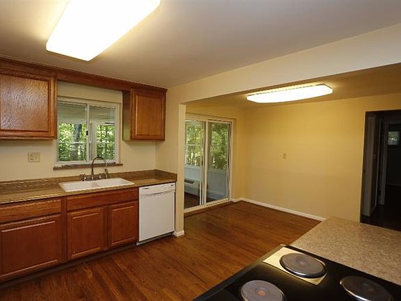 5th image of 9057 Esther Dr