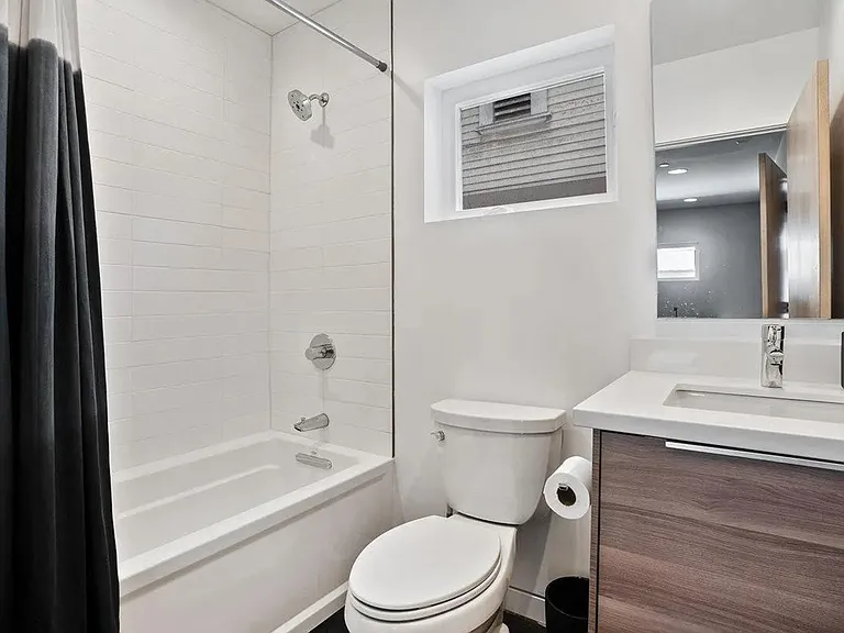 3235 Louise St — Photo 9