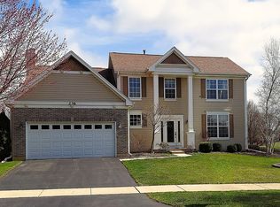 236 Berkshire Ln, Sugar Grove, IL 60554