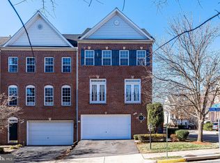 8826 Royal Doulton Ln, Fairfax, VA 22031