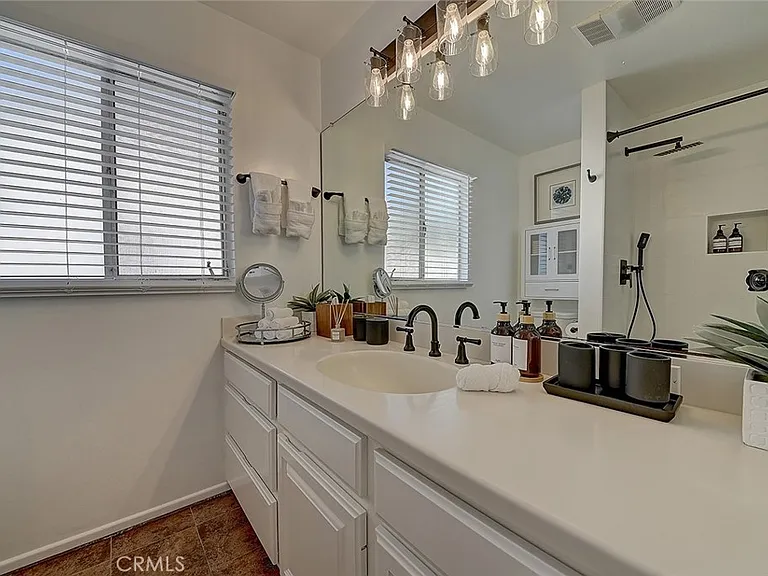 444 N Shattuck Pl — Photo 57