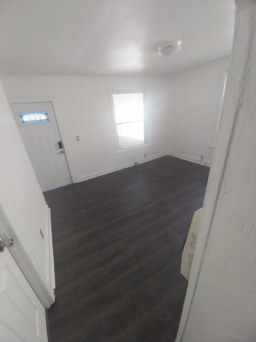 Building Photo - 211 S Oleander Ave #1