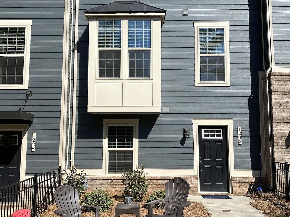 Front of house with fenced in yard