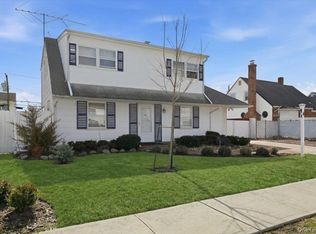 24 Crag Ln, Levittown, NY 11756