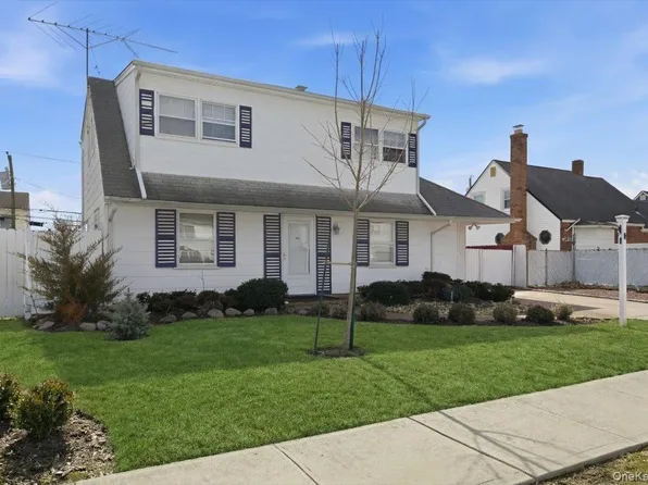 24 Crag Lane, Levittown, NY 11756