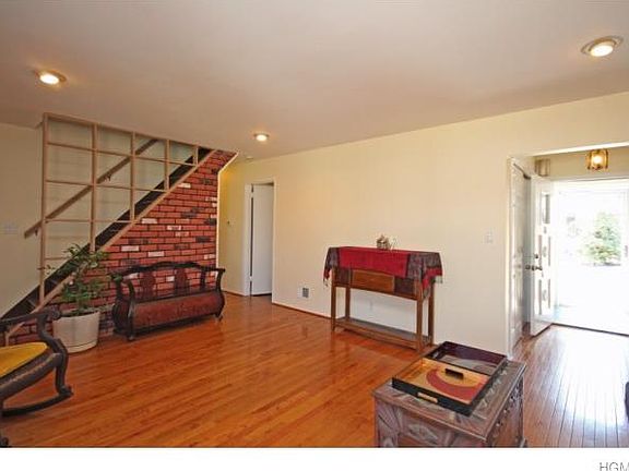 3rd image of 5 Jennifer Ln