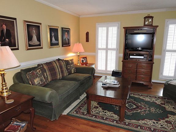 5th image of 9 Doral Dr