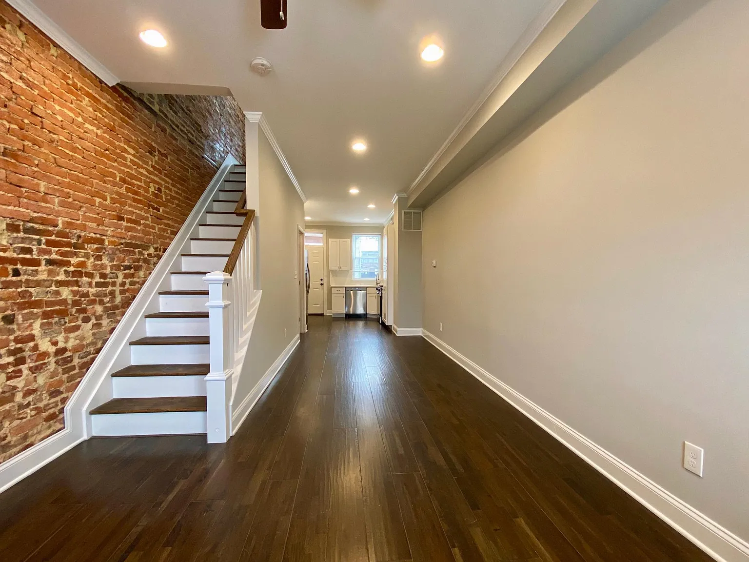 3 bed, 875 sqft, $2,000 — Photo 3