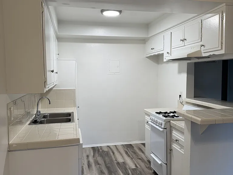 Oasis Apartments — Photo 17