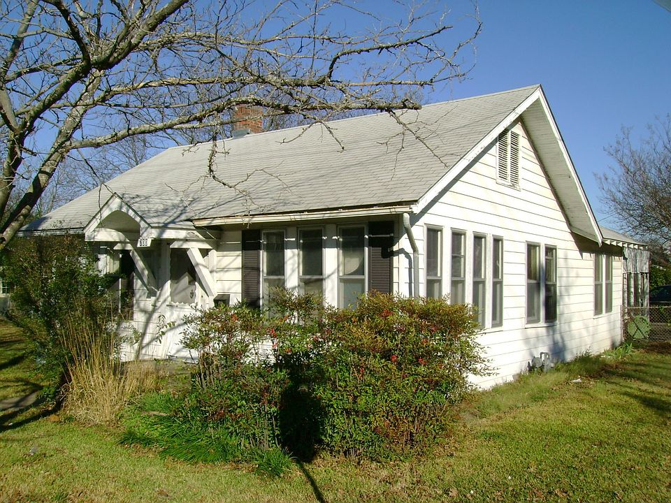 2nd image of 700 N Dallas Ave