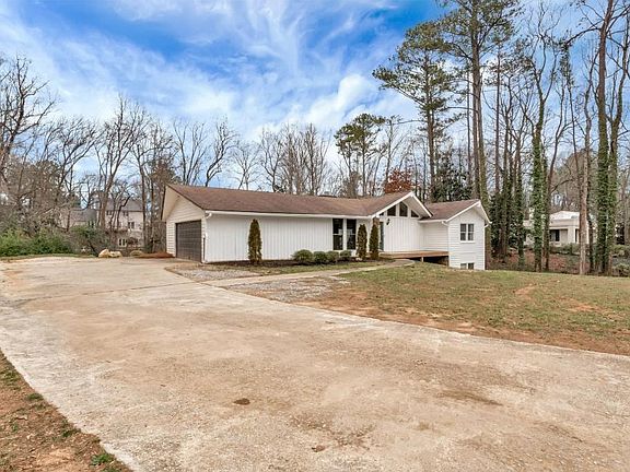 3rd image of 905 Heards Ferry Rd