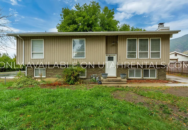 398 W State St — Photo 23