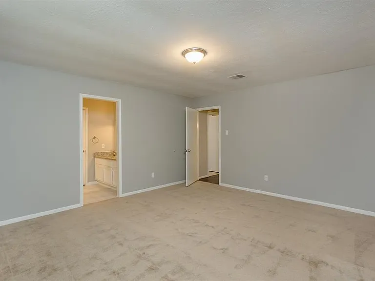 2715 Colony Dr — Photo 15