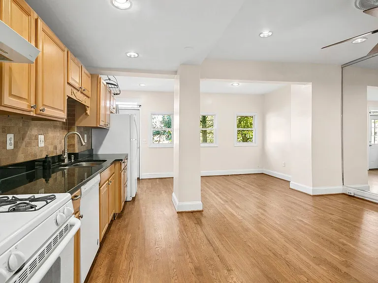 Kitchen / Dining Area