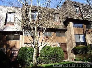 27 The Hamlet, Pelham, NY 10803