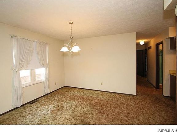 4th image of 221 Riverwoods Cv