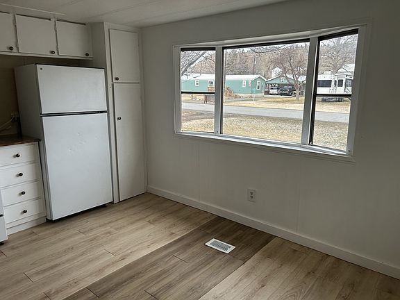 4th image of 104 1st Ave SW