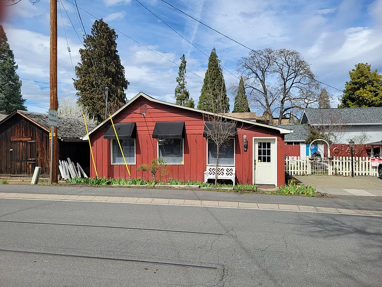 225 E C St — Photo 1