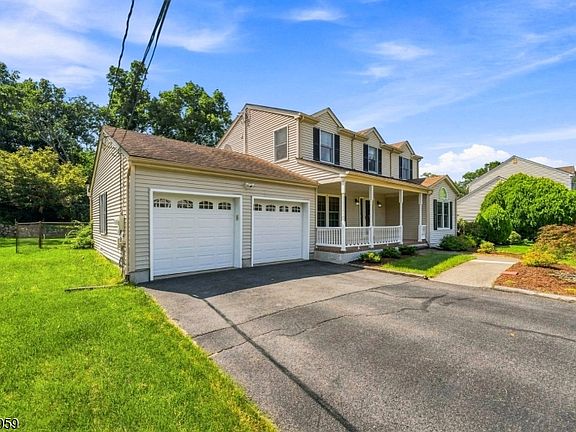 2nd image of 18 Lauren Ct