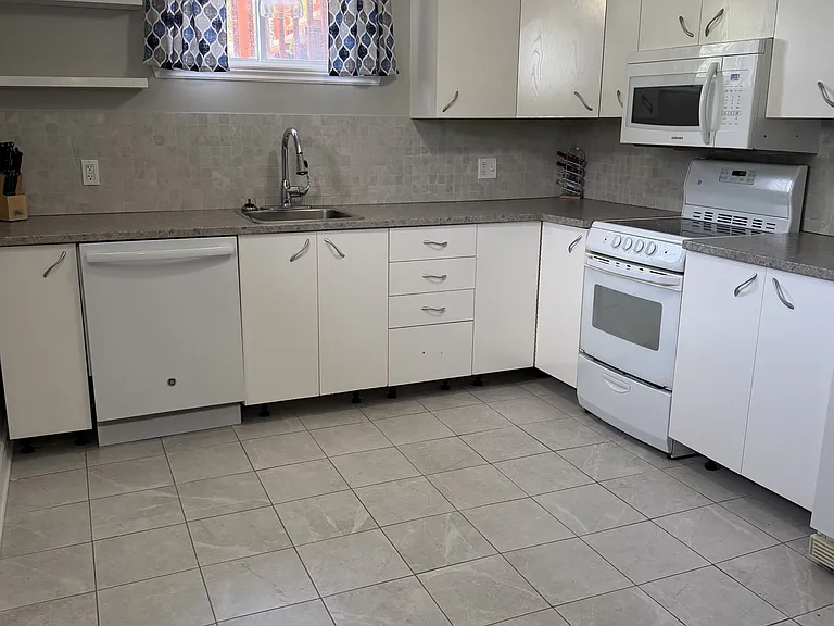 1199 Old Montreal Rd #B — Photo 5