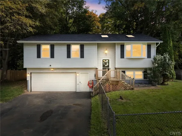 215 Birchwood Blvd, Baldwinsville, NY 13027