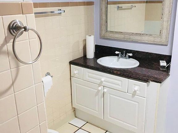 5th image of 2113 N Lockwood Ave