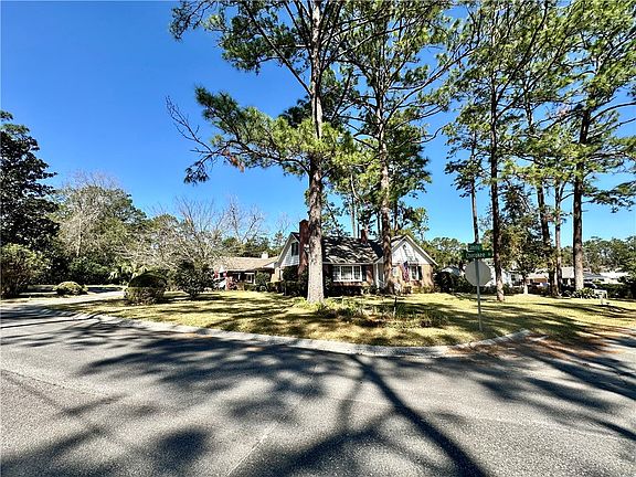 3rd image of 1613 Camellia Dr