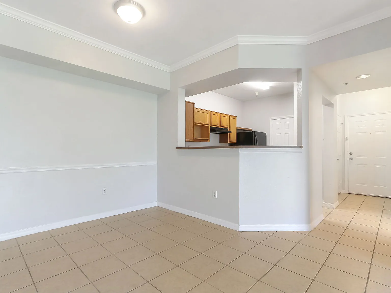 Bright and spacious 2/2 with washer, dryer and balcony — Photo 3