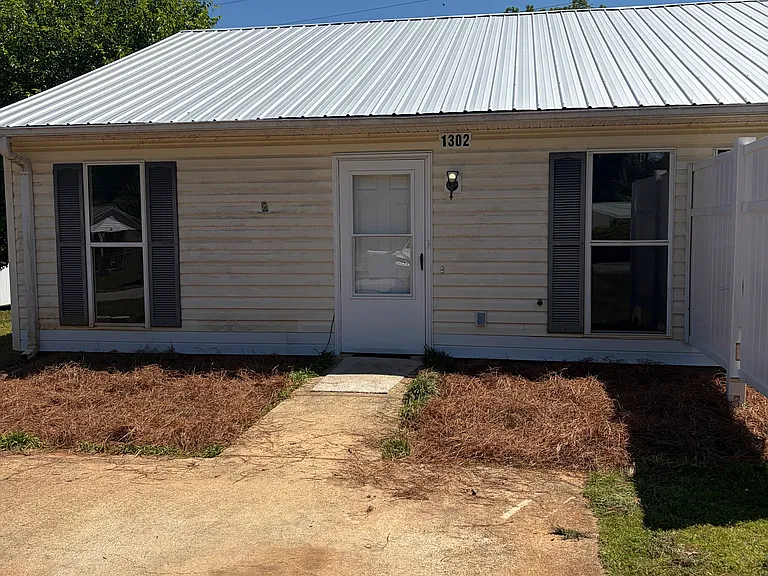 1302 Phyllis Dr #B — Photo 1