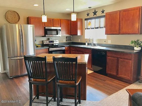 4th image of 444 Greenmeadow Ct SE