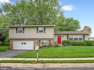 10 Crestview Dr, Akron, PA 17501