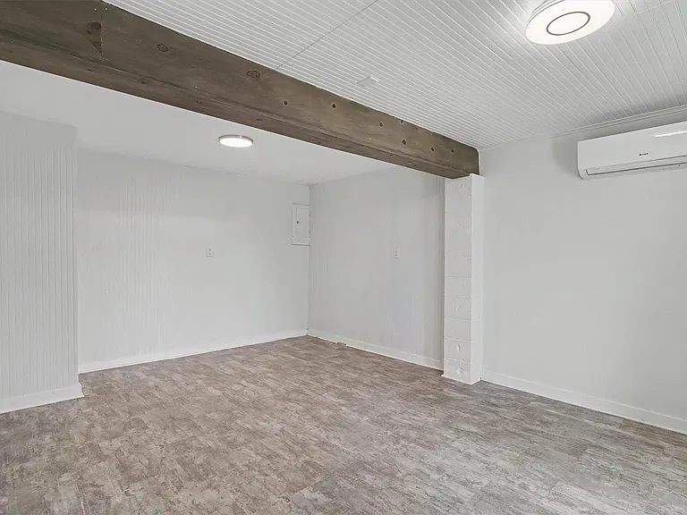 370 Ling St — Photo 11