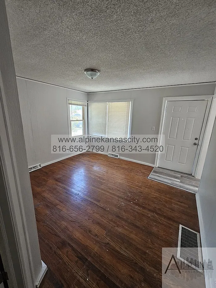 3 bed, 1.0 bath, 1375 sqft, $1,275 — Photo 2