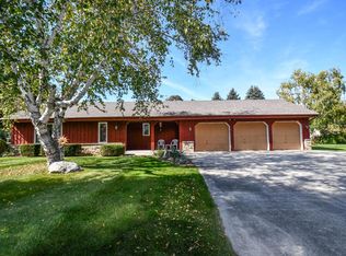 17970 W Apple Ct, New Berlin, WI 53146