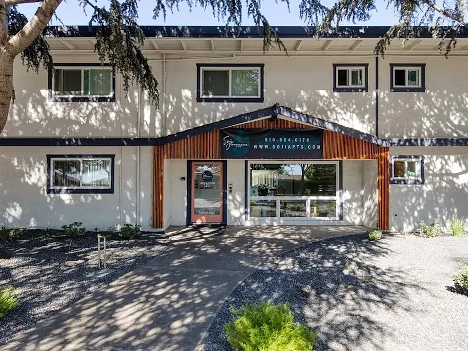 1200 Davis St