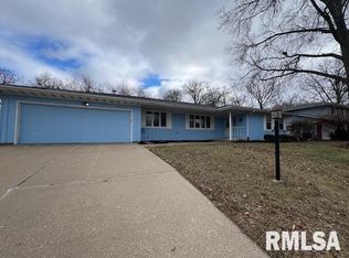 6898 N Fox Point Dr, Peoria, IL 61614