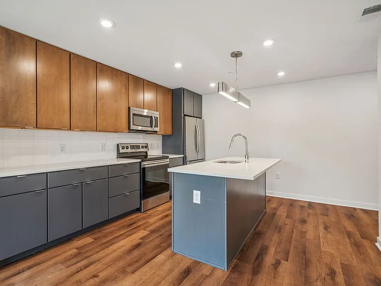 Graduate Pointe — Photo 228
