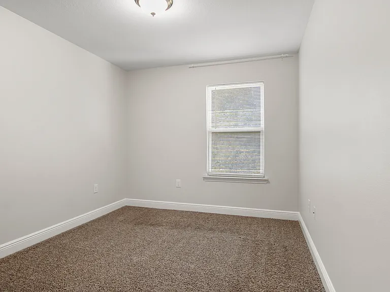 1881 Pointe Dr — Photo 21