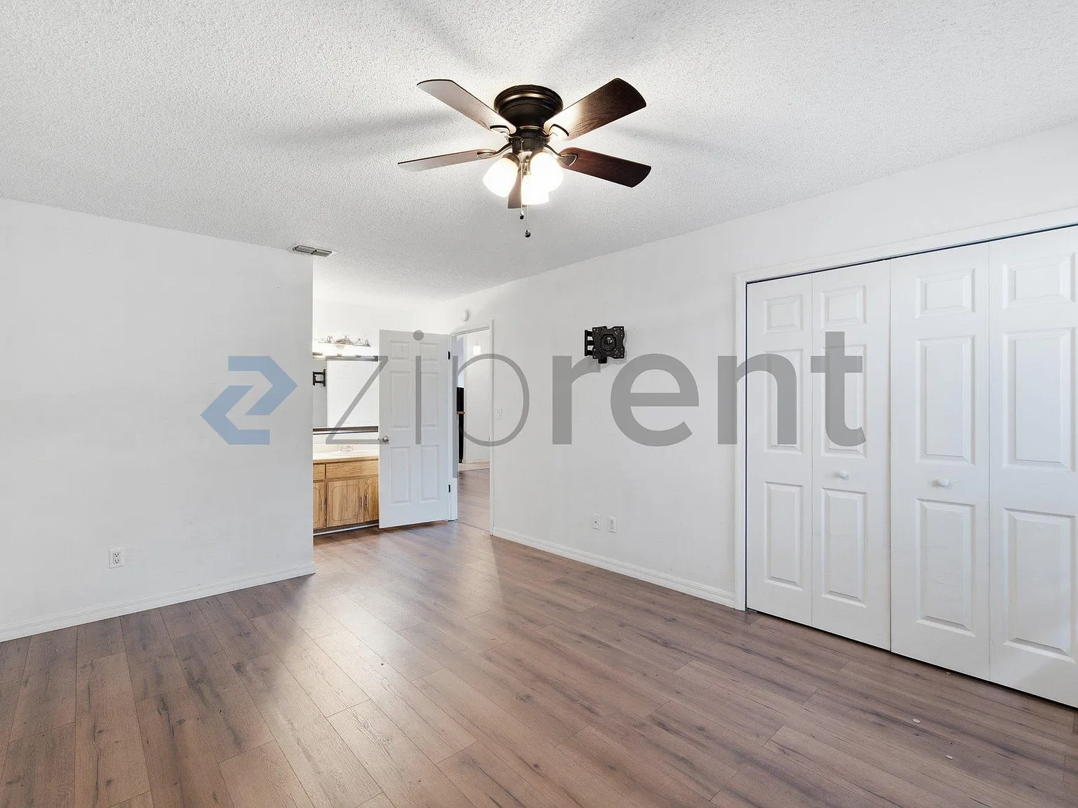 2 bed, 912 sqft, $1,350 — Photo 2